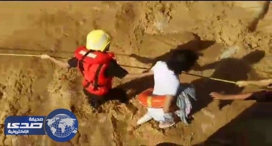 إنقاذ 4 مواطنين انجرفت مركبتهم في سيول وادي لجب بالريث