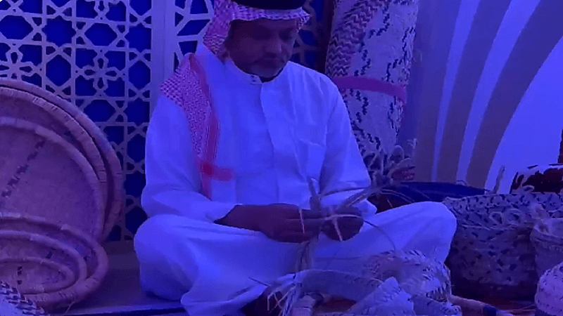 شاهد.. حرفي يروي تجربته في امتهان صناعة الخوص منذ 13 عاماً