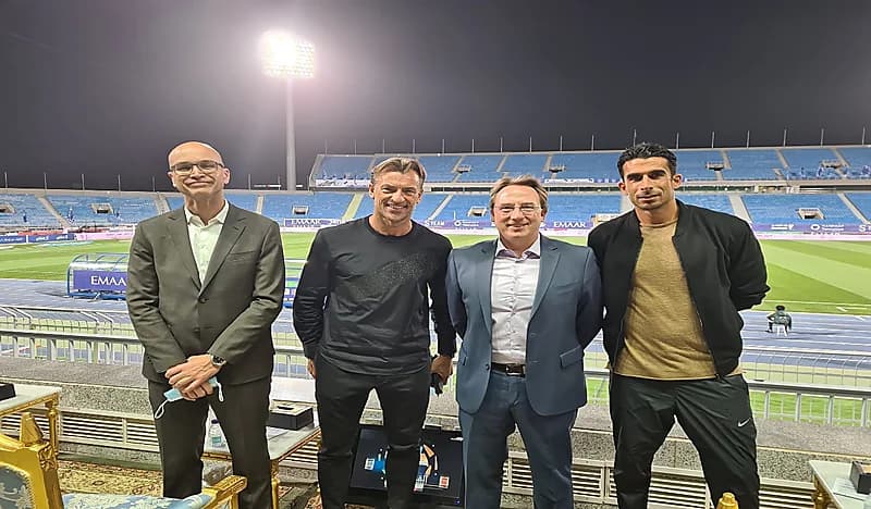 شاهد.. غوميز يهدي تيشيرته الخاص للسفير الفرنسي بالمملكة والأخير يعلق 