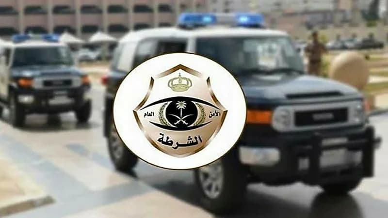 شاهد.. لحظة القبض على مواطن أتلف جهاز "ساهر" بطريق عام في تبوك