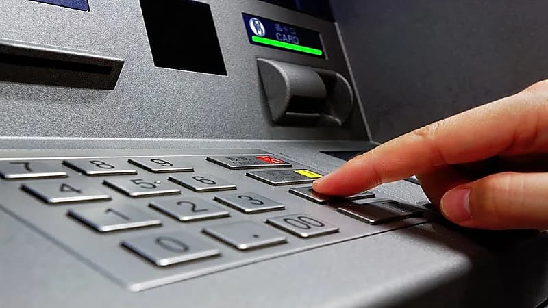 شاب يرفع قضية على بنك بسبب نصف ريال