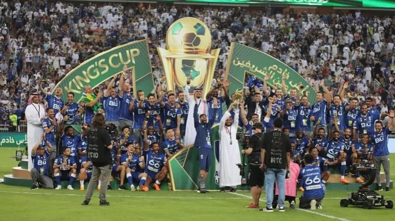 بالفيديو والصور .. الهلال يتوج بكأس الملك