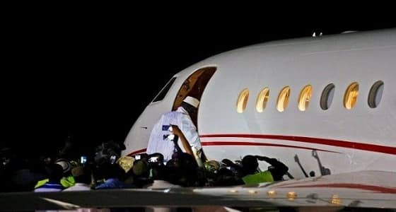 رئيس غامبيا السابق يغادر إلى منفاه