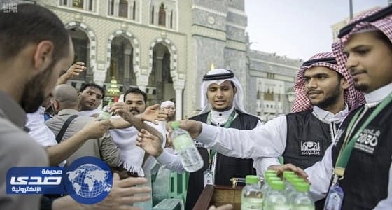 بالصور.. توزيع نصف مليون عبوة من ماء زمزم بالمسجد الحرام منذ بداية رمضان