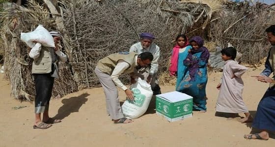 مركز الملك سلمان للإغاثة يوزع 1500 سلة غذائية في مديرية حريب في مأرب