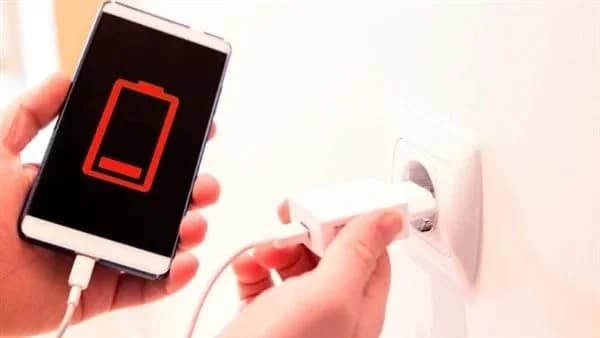 خطورة استخدام الهاتف أثناء الشحن