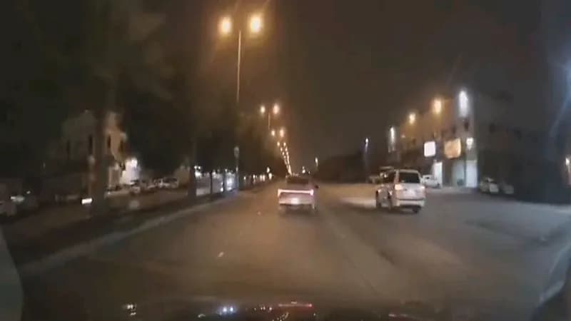 بالفيديو.. سباق وتصادم متعمد بين مركبتين كاد ينتهي بحادث