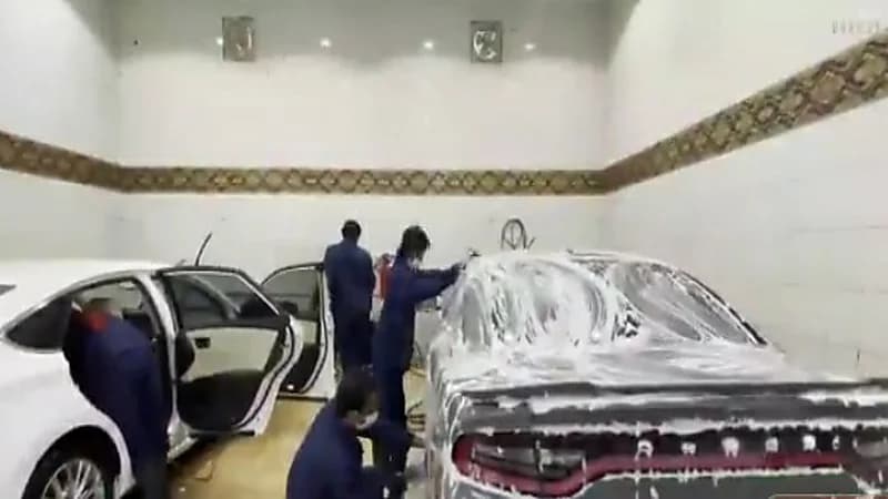 شاهد.. مواطنون يمتهنون غسيل السيارات بنجران 
