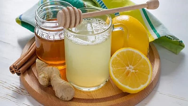 فوائد عديدة للعسل عند خلطه مع الماء الدافئ والليمون في الصباح