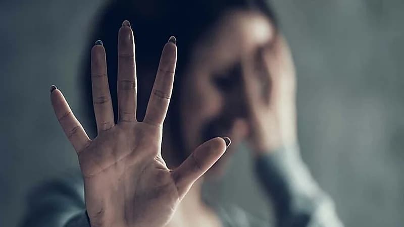 سائق يلقي بطفلة على الطريق ويتحرش بأخرى