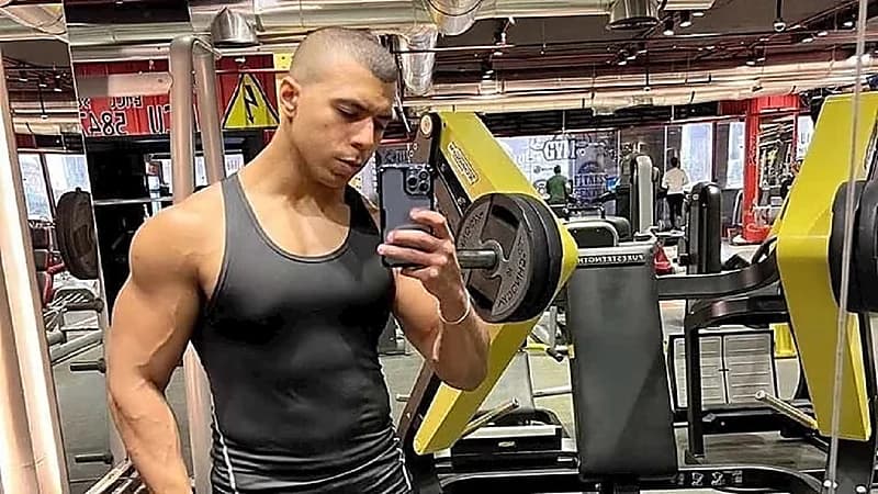 مصرع بطل كمال أجسام مصري في حادث سير مروع