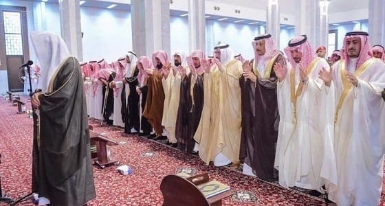 بالفيديو.. مصلون يقلبون الرداء عقب صلاة الاستسقاء