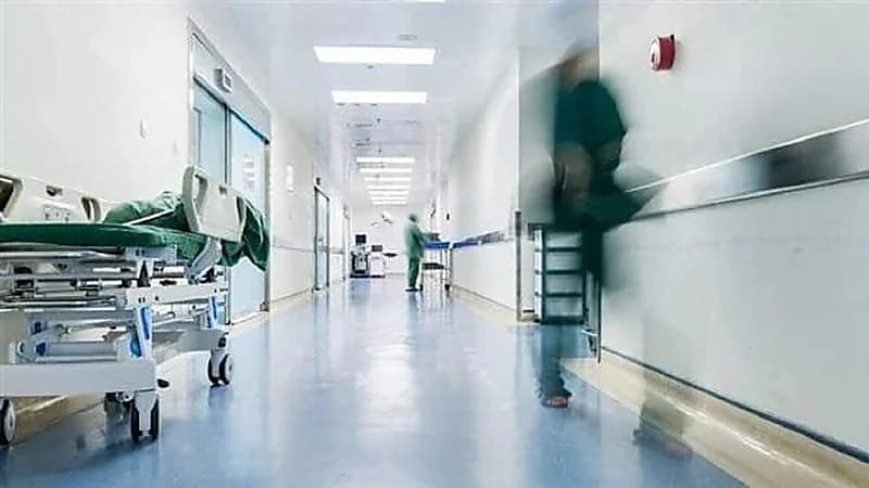 امرأة تفاجئ زوجها بالغيرة عليه من ممرضة بعد تخديرها