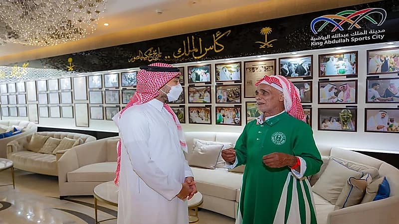 وزير الرياضة يكرم المشجع عاطي الموركي بين شوطي مباراة المنتخب السعودي والصين