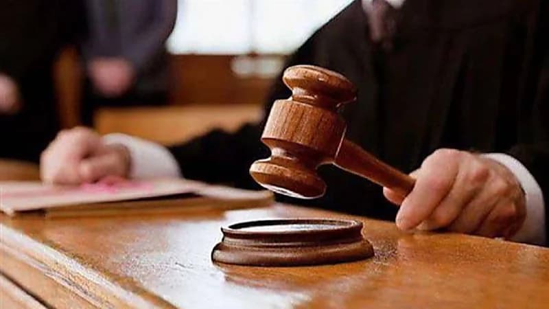 السجن 10 سنوات لـ4 أشخاص بتهمة ابتزاز طالبة بنشر صورها