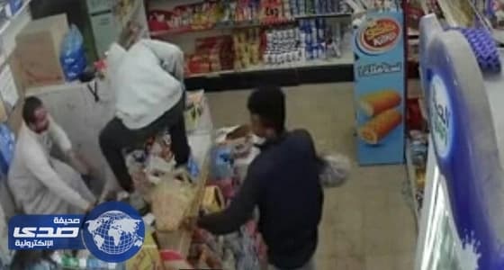 بالفيديو... لحظة سرقة مسلحين محل تموينات بالرياض