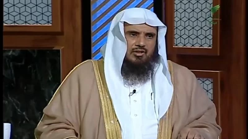 بالفيديو.. "الخثلان" يوضح حكم المشي بين القبور بالنعال
