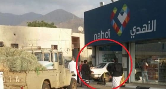 شاهد.. مركبة تقتحم صيدلية في هروب