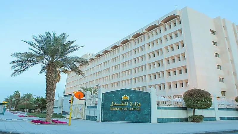 " العدل " تقرر شطب ترخيص محام أفشى أسرار أحد عملائه