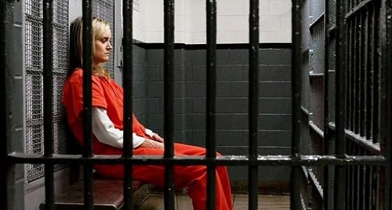 سيدة حاملة لفيروس " الإيدز " تقتل طفلتها بسبب تهورها