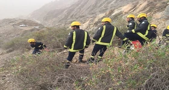 بالصور.. الدفاع المدني ينقذ عامل إثر سقوطه في هاوية بعقبة قلوه