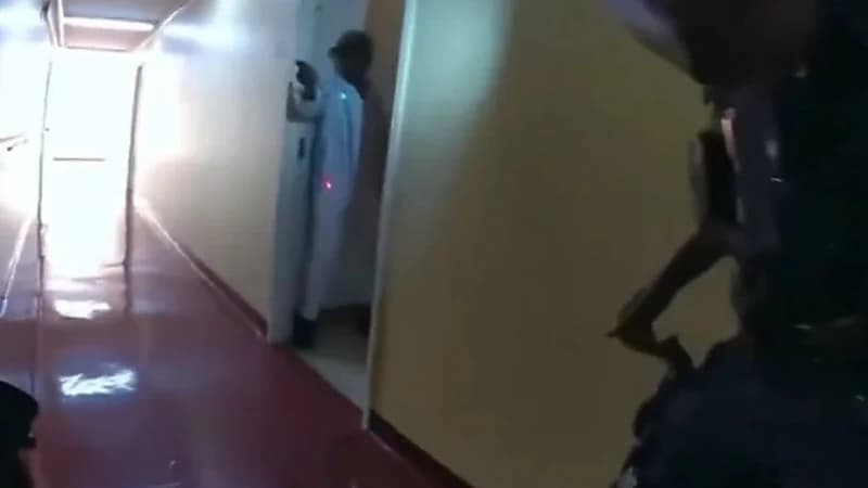 وفاة امرأة بعد مواجهة مسلحة مع الشرطة داخل شقتها..  فيديو