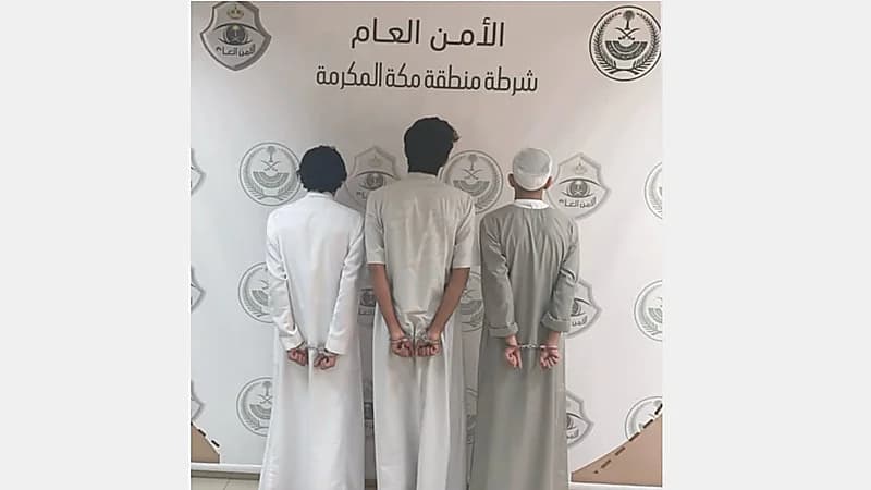 ضبط 3 مواطنين رفعوا لافتة ذات مضامين تثير النعرات القبلية.. فيديو