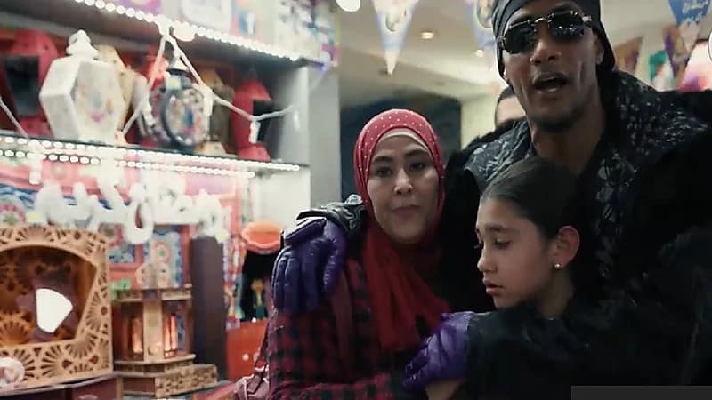 محمد رمضان يساعد سيدة في العثور على ابنتها المفقودة .. فيديو