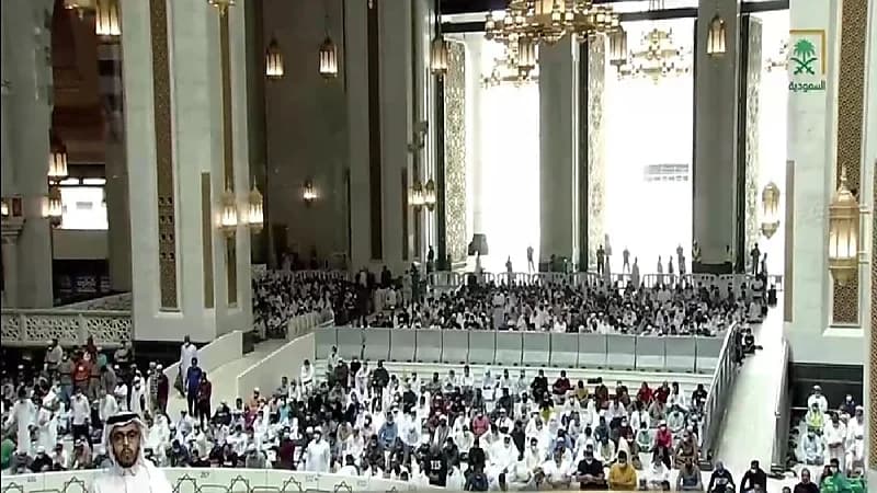 بالفيديو : خطيب المسجد الحرام يجهش بالبكاء أثناء حديثه عن بر الوالدين