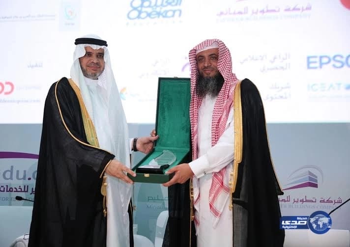 البدء في فكّ مذهبات الكعبة استعداداً لتركيب الكسوة الجديدة