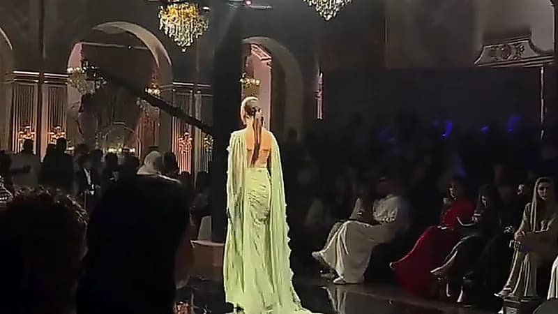 عارضة تسقط في عرض أزياء فاخر بجدة وتشعل السوشيال ميديا .. فيديو