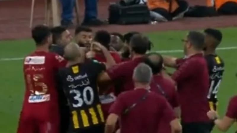 شاهد.. اشتباكات قوية بين لاعبي الاتحاد وضمك قبيل نهاية مباراة