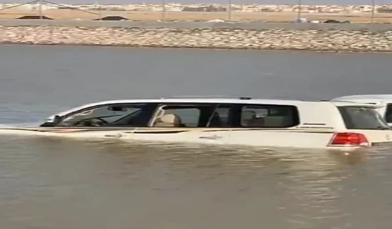 شاهد.. لحظة غرق مركبات في حفر الباطن بسبب الأمطار الغزيرة