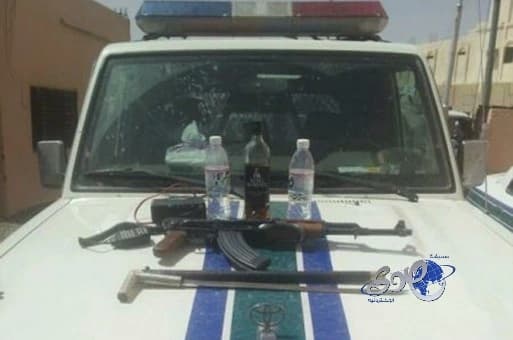 مخمور مسلح يحاول الهرب من دورية أمنية