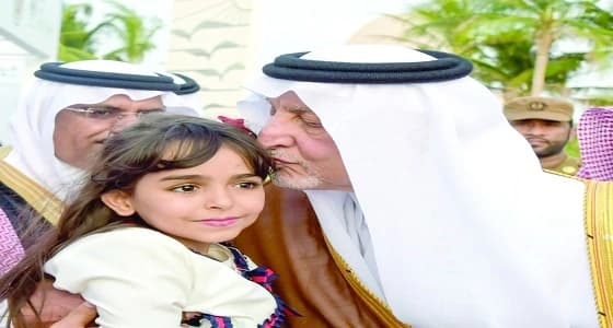 طفلة تستوقف الأمير خالد الفيصل وتعطيه " وردة "