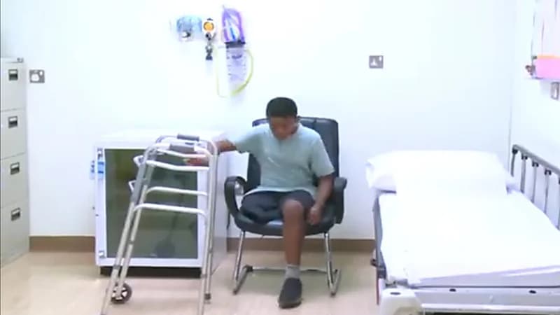 صبي فقد قدمه في حادث يروي قصته مع عملية البتر وانتظاره لتركيب قدم صناعية.. فيديو