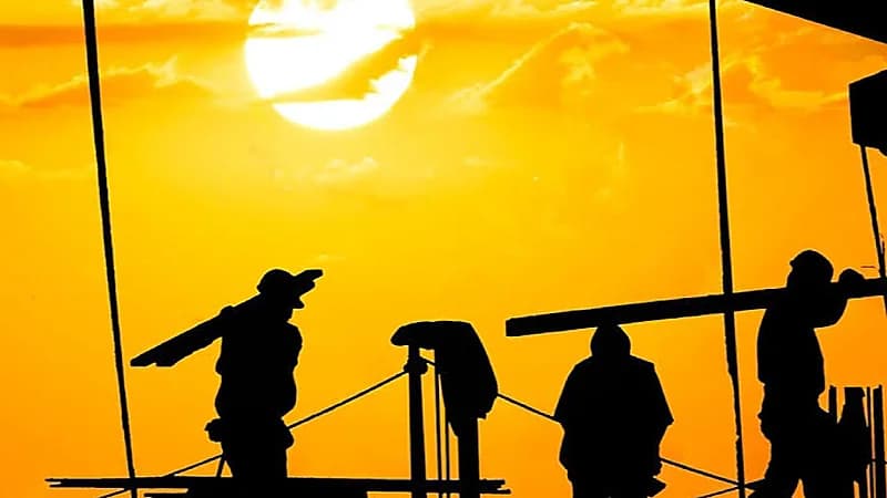 قرار "حظر العمل تحت أشعة الشمس" ينتهي اليوم