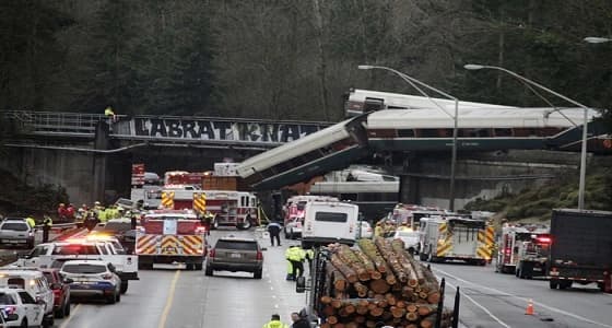 قتلى وجرحى في حادث انحراف قطار عن مساره بواشنطن