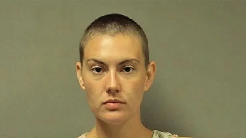 عشرينية تسرق كلبا وتخنقه وتحرقه في فناء منزلها