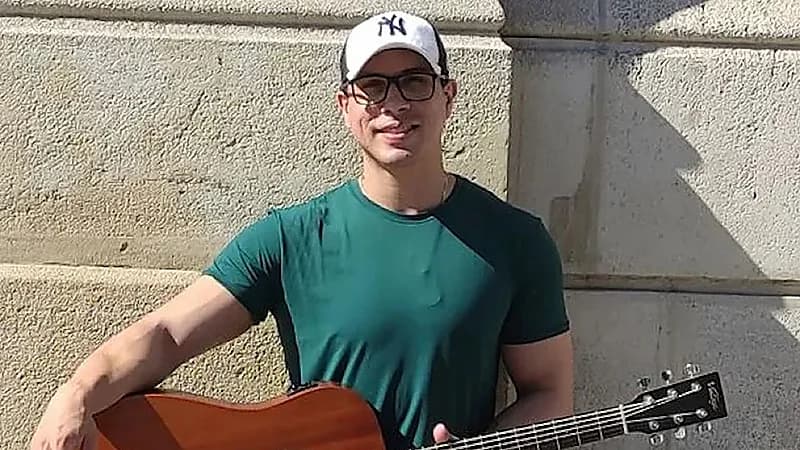 وفاة نجم مشهور على المسرح بسبب معجبة