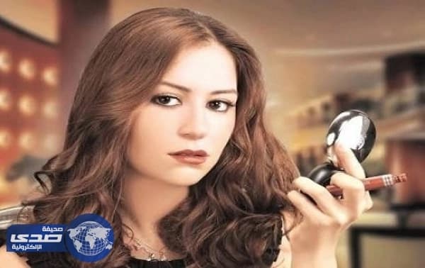 منة شلبي تُثير الجدل بصورة جديده لها برفقة شاب في المياه