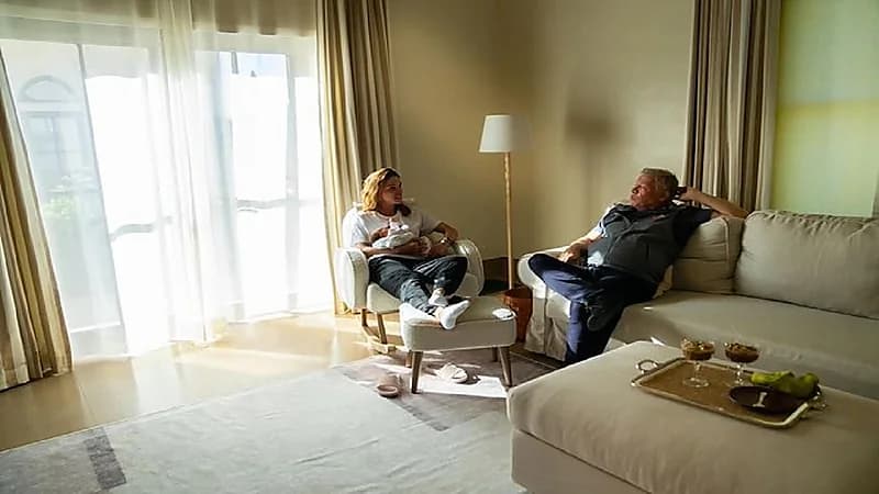 الملكة رانيا تشارك صورة مع حفيدتها وتعلق: الكتكوتة بين إيدي