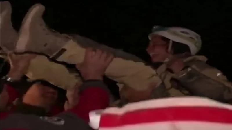 انتشال باحث أمريكي علق لنحو 9 أيام داخل كهف عميق .. فيديو