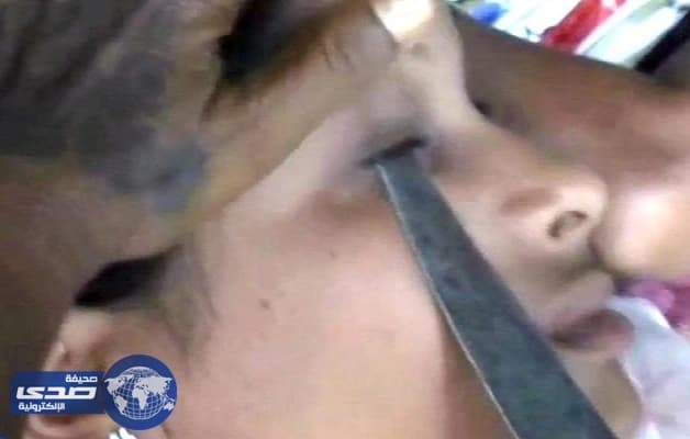 بالصور. ساحرة تدعي علاجها للمرضي بالسيف