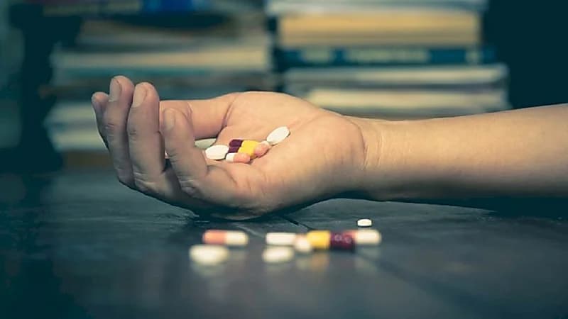 شاب عشريني يحاول الانتحار بسبب فتاة