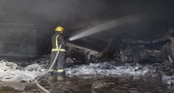 بالصور.. السيطرة على حريق في موقع لصيانة المعدات بالرياض