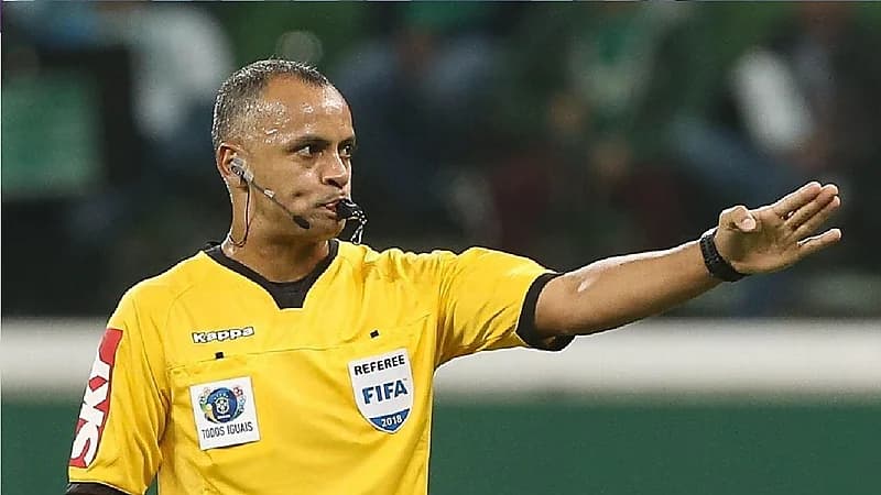 صافرة برازيلية تقود مباراة الأخضر وبولندا فى المونديال