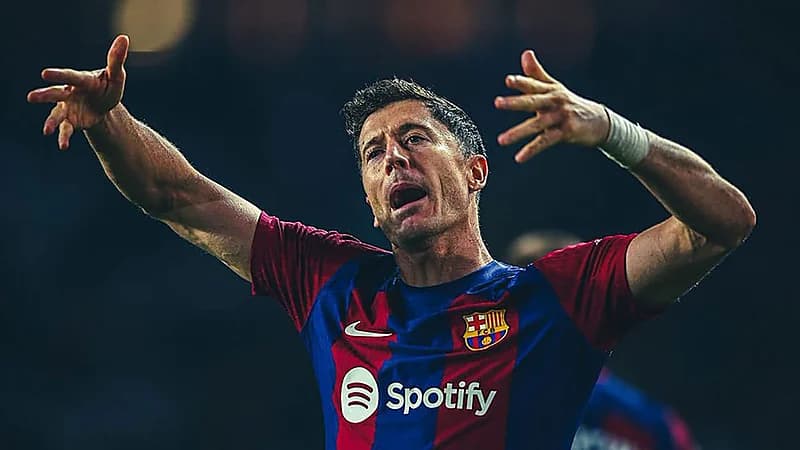 ليفاندوفسكي يتعرض لانتقاضات واسعة بعد تصرفه مع لامين يامال .. فيديو