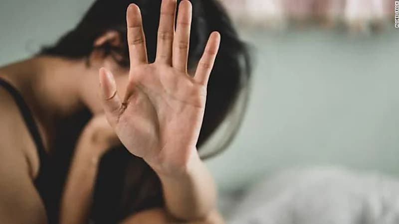 القبض على شاب استدرج فتاة واعتدى عليها جنسيًا