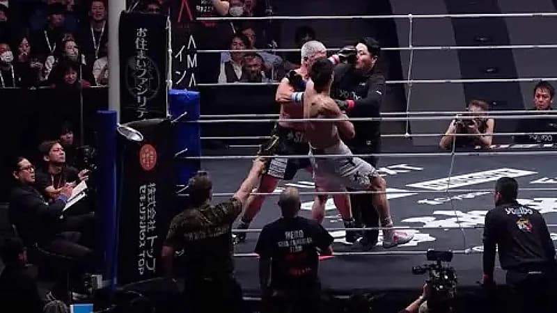 ‎حكم يتعرض لضربات عنيفة من ملاكمَين بعد تدخله للفصل بينهما .. فيديو